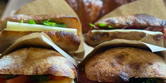 Färska smörgåsar och croissanter